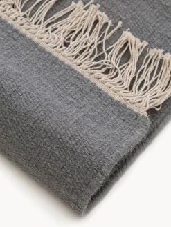 Alfombra artesanal de lana con flecos Liv