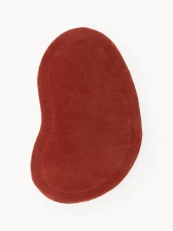 Alfombra artesanal de lana con forma orgánica Kadey