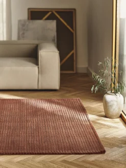 Alfombra artesanal de pelo largo texturizada Wes