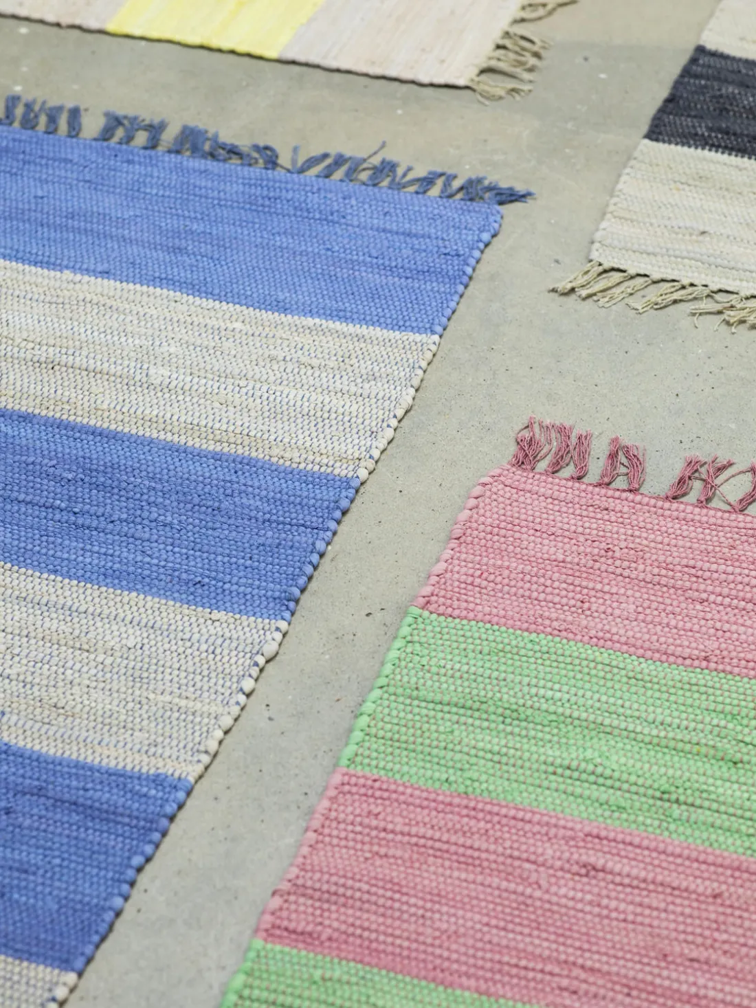 Alfombra corredor artesanal de pelo corto con borlas Chindi, tamaños diferentes