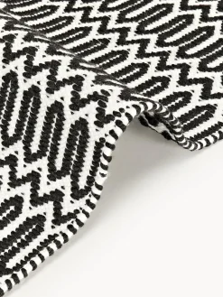 Alfombra corredor exterior artesanal con estampado geométrico Rune