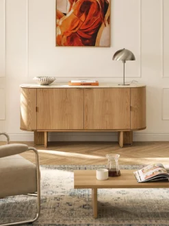 Aparador de madera con esquinas redondeadas y tablero de travertino Zumi