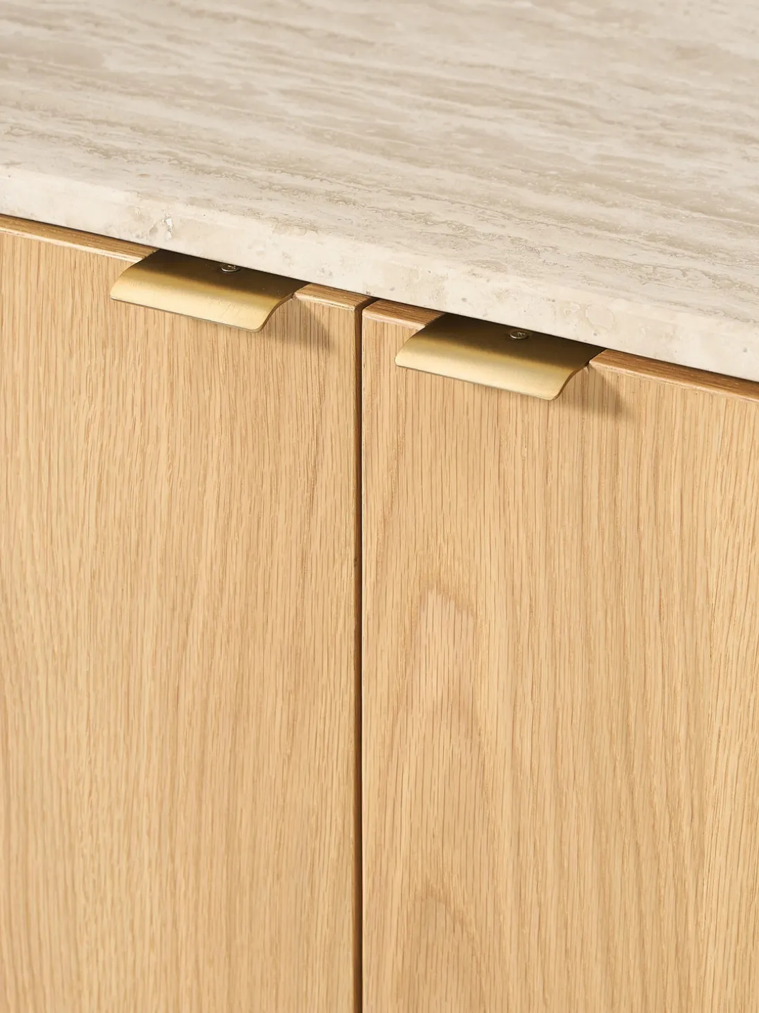 Aparador de madera con esquinas redondeadas y tablero de travertino Zumi