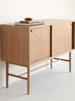 Aparador de madera de roble con diseño en espiga Herringbone