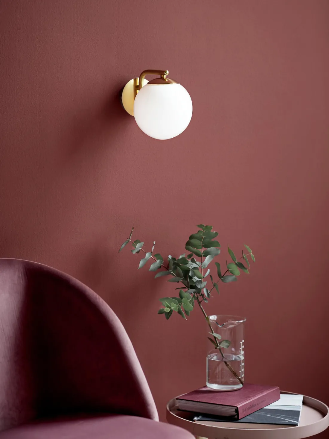 Aplique de vidrio opalino Grant, con enchufe