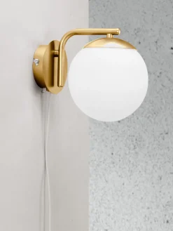 Aplique de vidrio opalino Grant, con enchufe