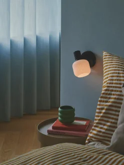 Aplique pequeño de cristal opalino soplado con enchufe Milford Mini