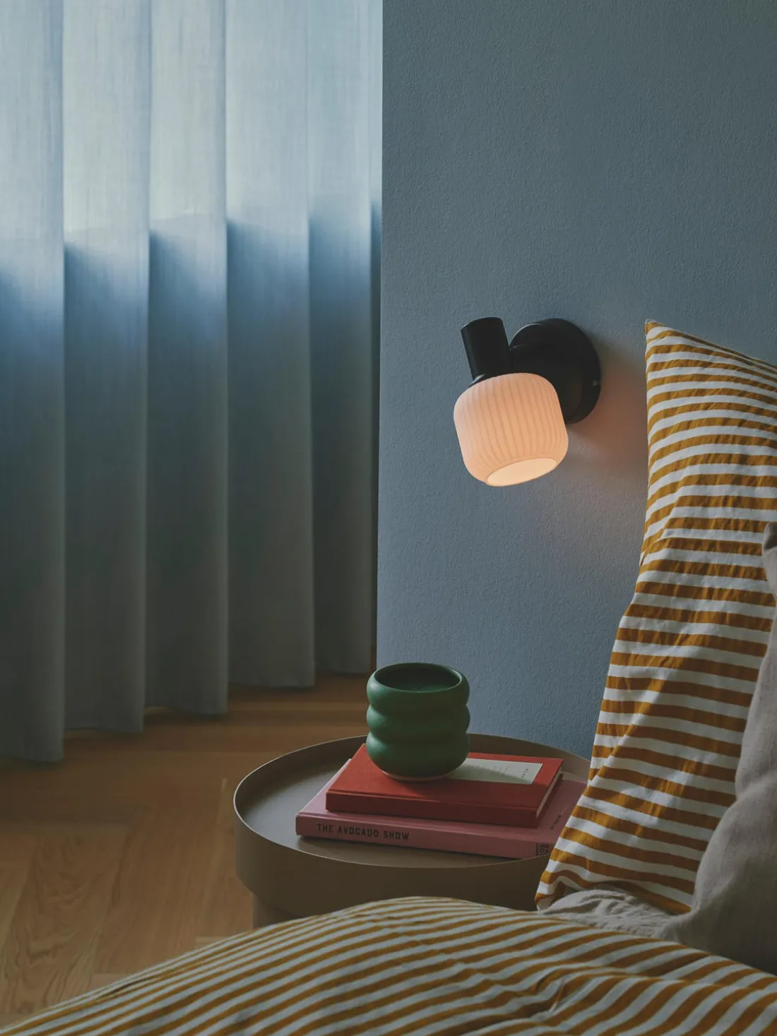 Aplique pequeño de cristal opalino soplado con enchufe Milford Mini