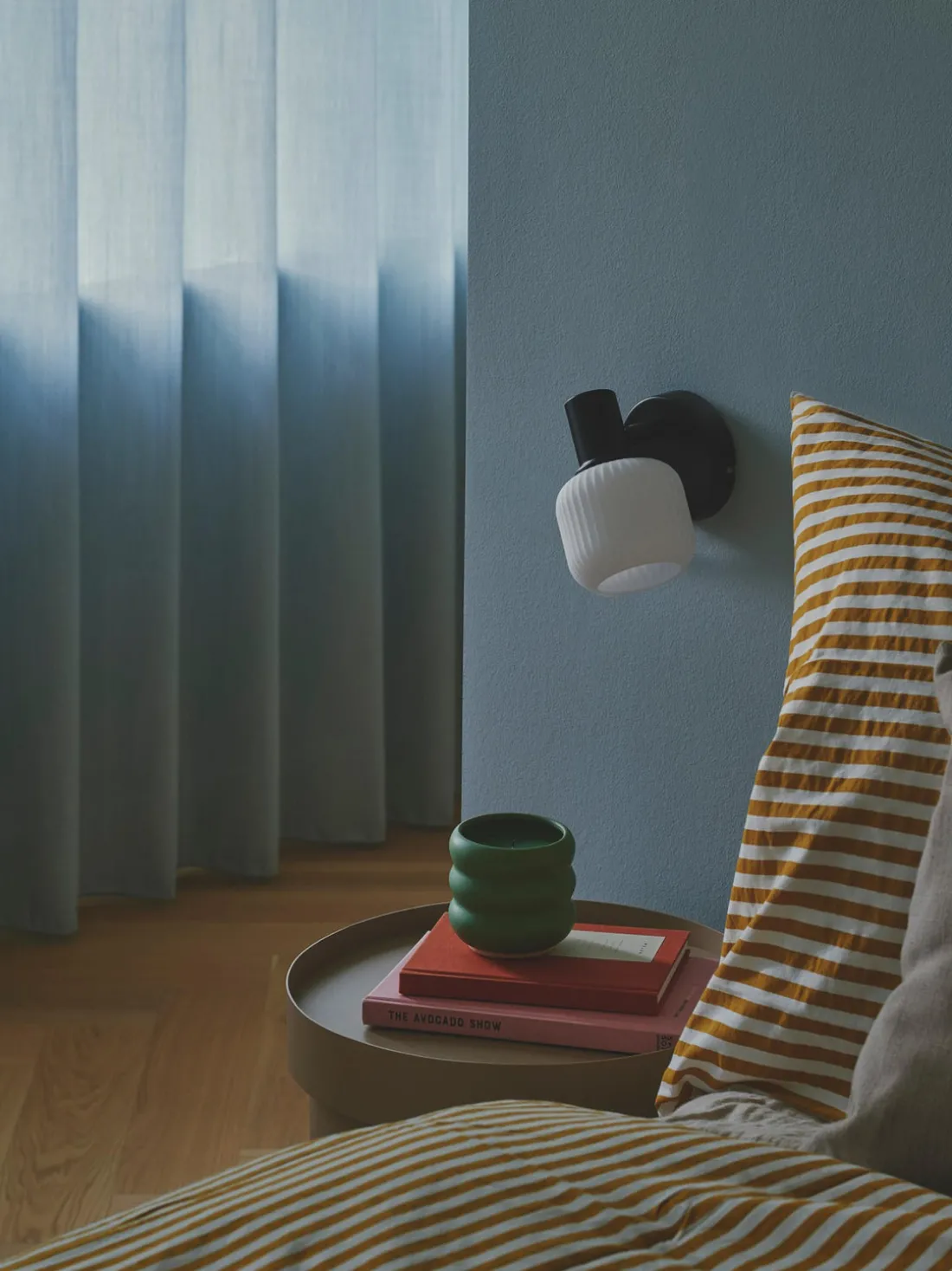 Aplique pequeño de cristal opalino soplado con enchufe Milford Mini