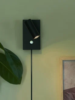 Aplique pequeño LED regulable Omari, con enchufe