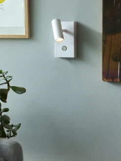 Aplique pequeño LED regulable Omari, con enchufe