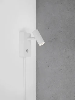 Aplique pequeño LED regulable Omari, con enchufe