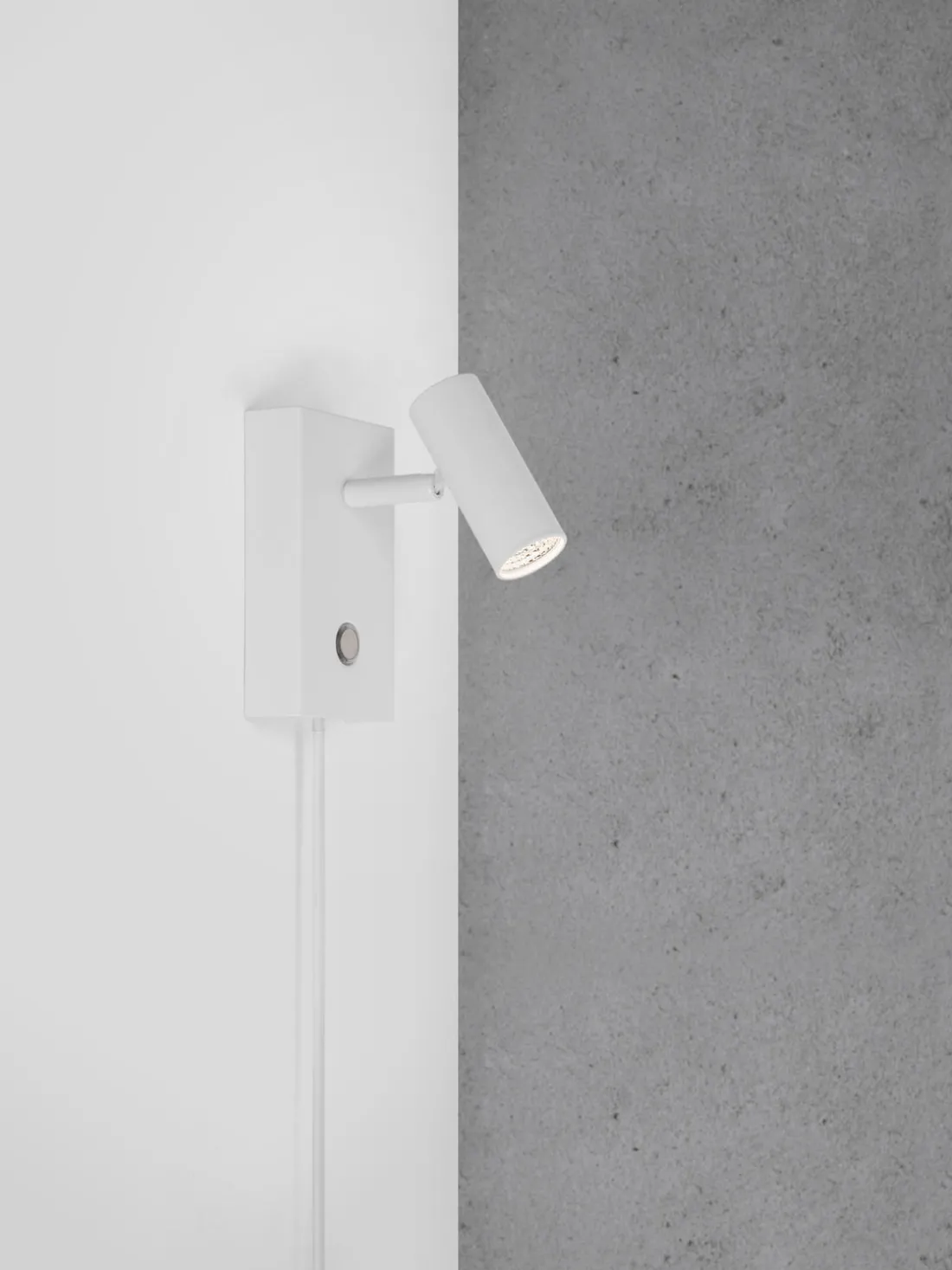 Aplique pequeño LED regulable Omari, con enchufe