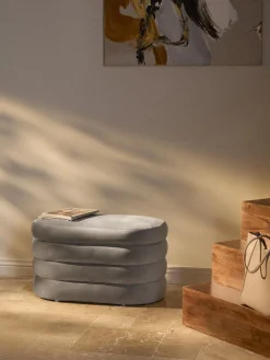 Banco pequeño tapizado en terciopelo con espacio de almacenamiento Alto