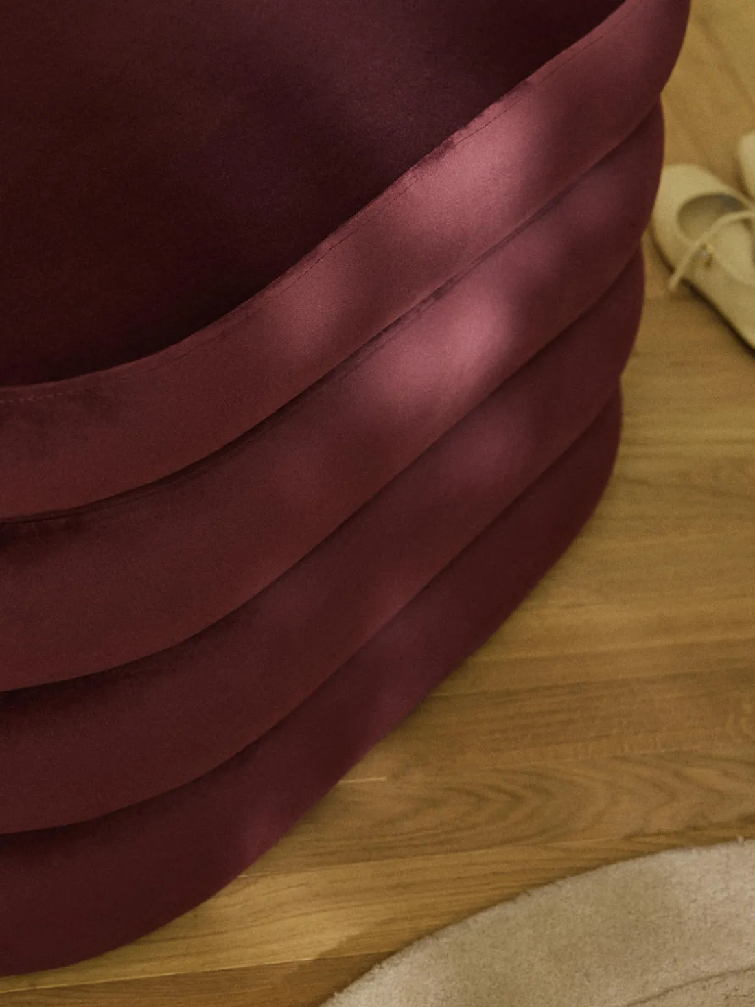 Banco pequeño tapizado en terciopelo con espacio de almacenamiento Alto