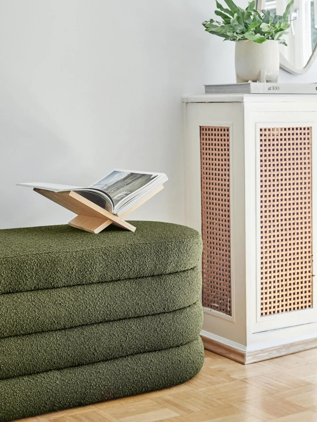 Banco tapizado en tejido bouclé Alto