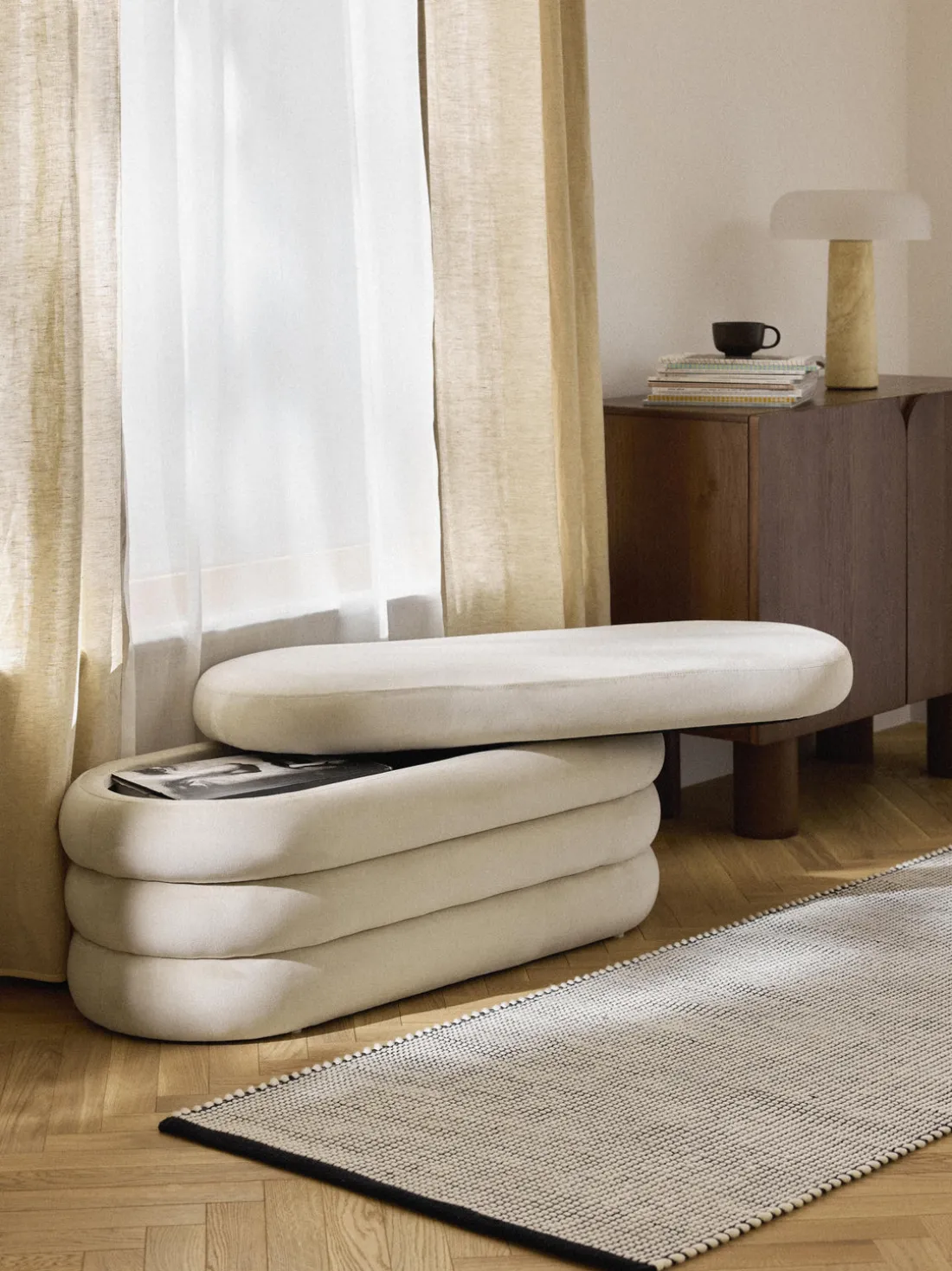 Banco tapizado en terciopelo con espacio de almacenaje Alto