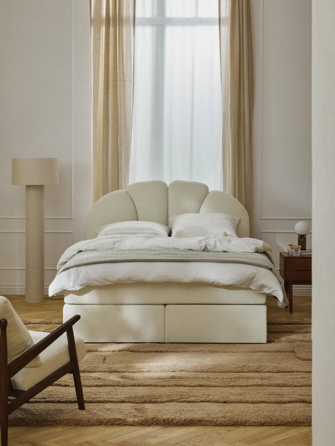 Cama continental con espacio de almacenamiento Romia