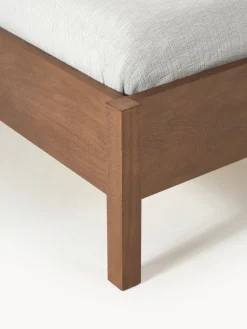 Cama de madera con cabecero en tejido bouclé Jones