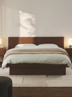 Cama de madera con cajones y cabecero Sato