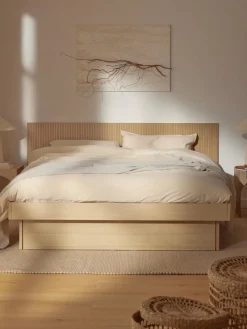 Cama de madera Sato, con espacio de almacenamiento y cabecero