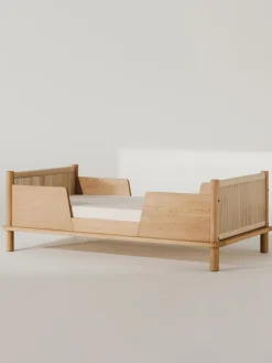 Cama infantil de madera de roble Latitude, 70 x 140 cm