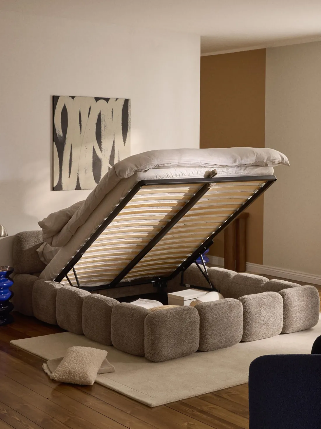 Cama tapizada de boreguillo bouclé con espacio de almacenamiento Tayla