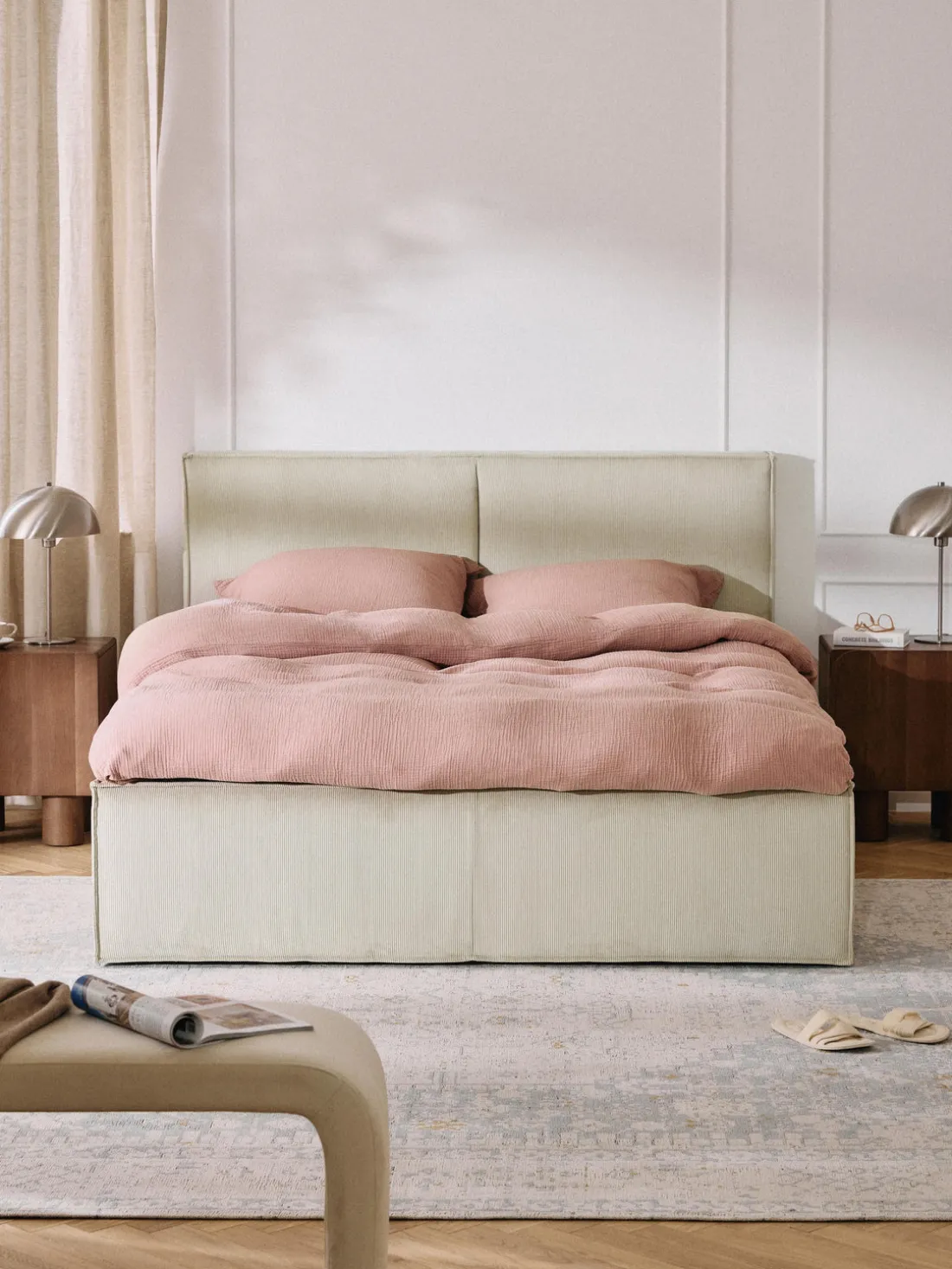 Cama tapizada de pana con espacio de almacenamiento Dream