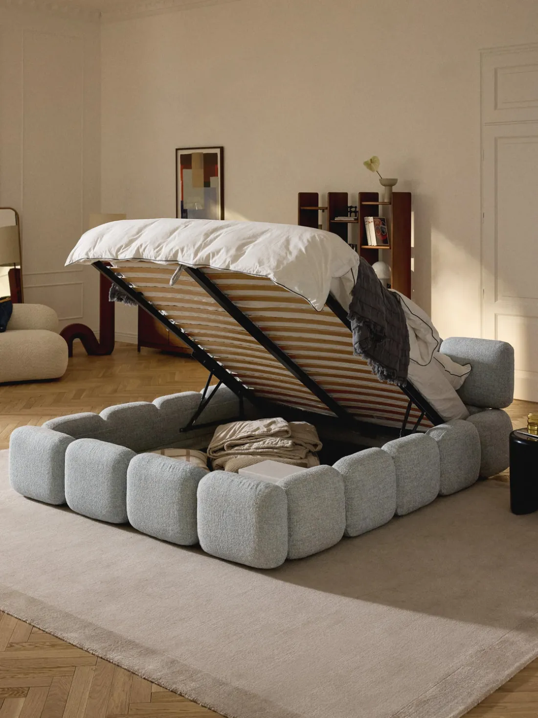 Cama tapizada en tejido bouclé con espacio de almacenamiento Tayla