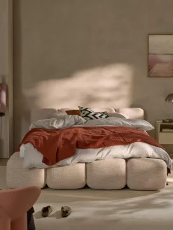 Cama tapizada en tejido bouclé Tayla