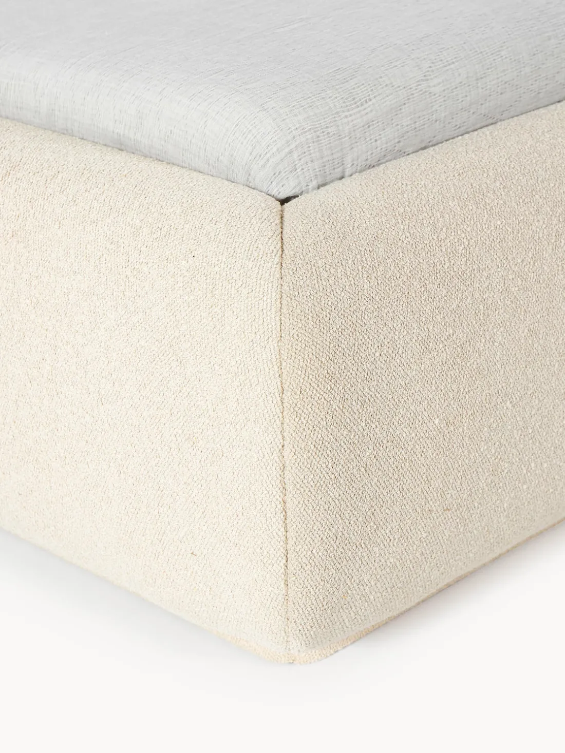 Cama tapizada redondeada en tejido bouclé Alba