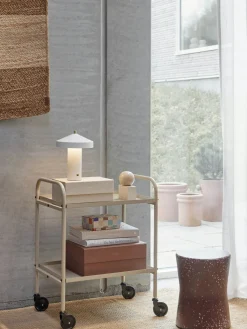 Camarera de metal Maki