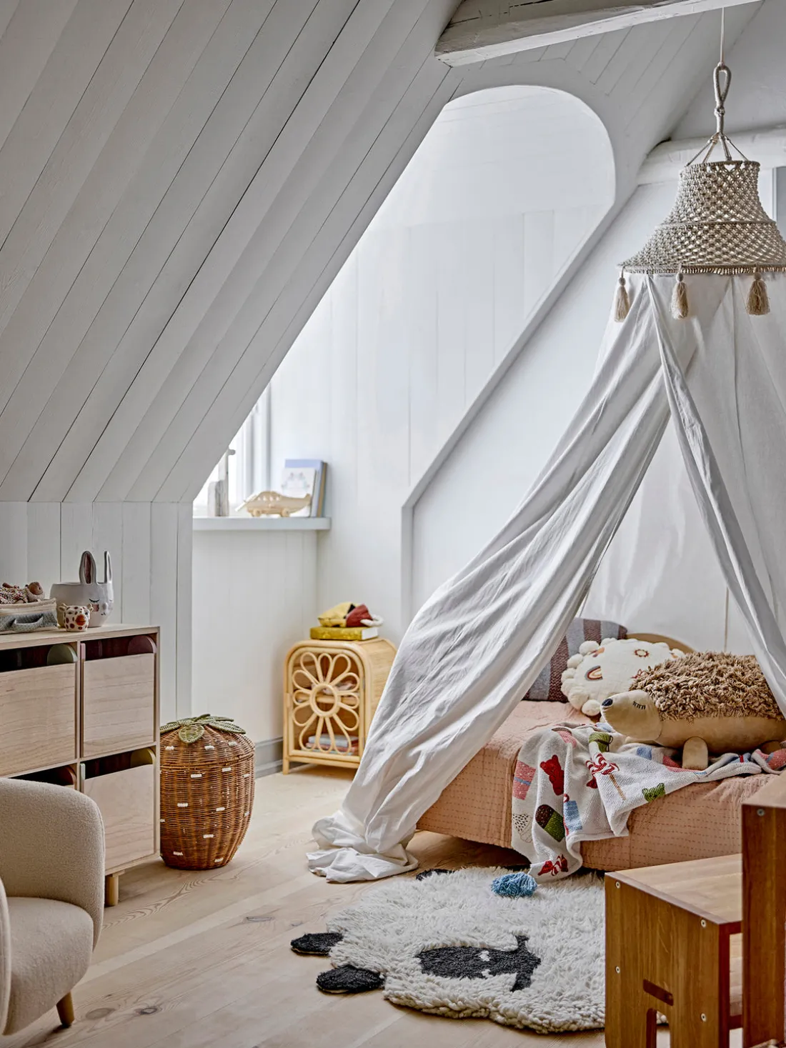 Cesta infantil de ratán en forma de fresa Pelino