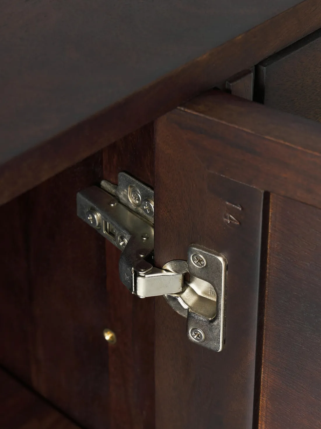 Chiffonnier de madera maciza de mango con diseño espiga Luca