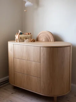 Cómoda artesanal de madera Kai