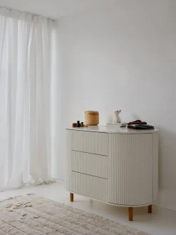 Cómoda artesanal de madera Kai