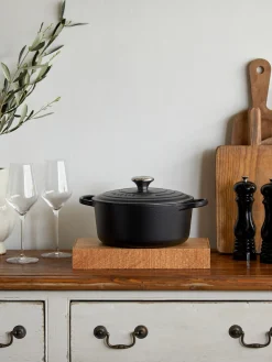 Cocotte redonda de hierro fundido Signature Collection