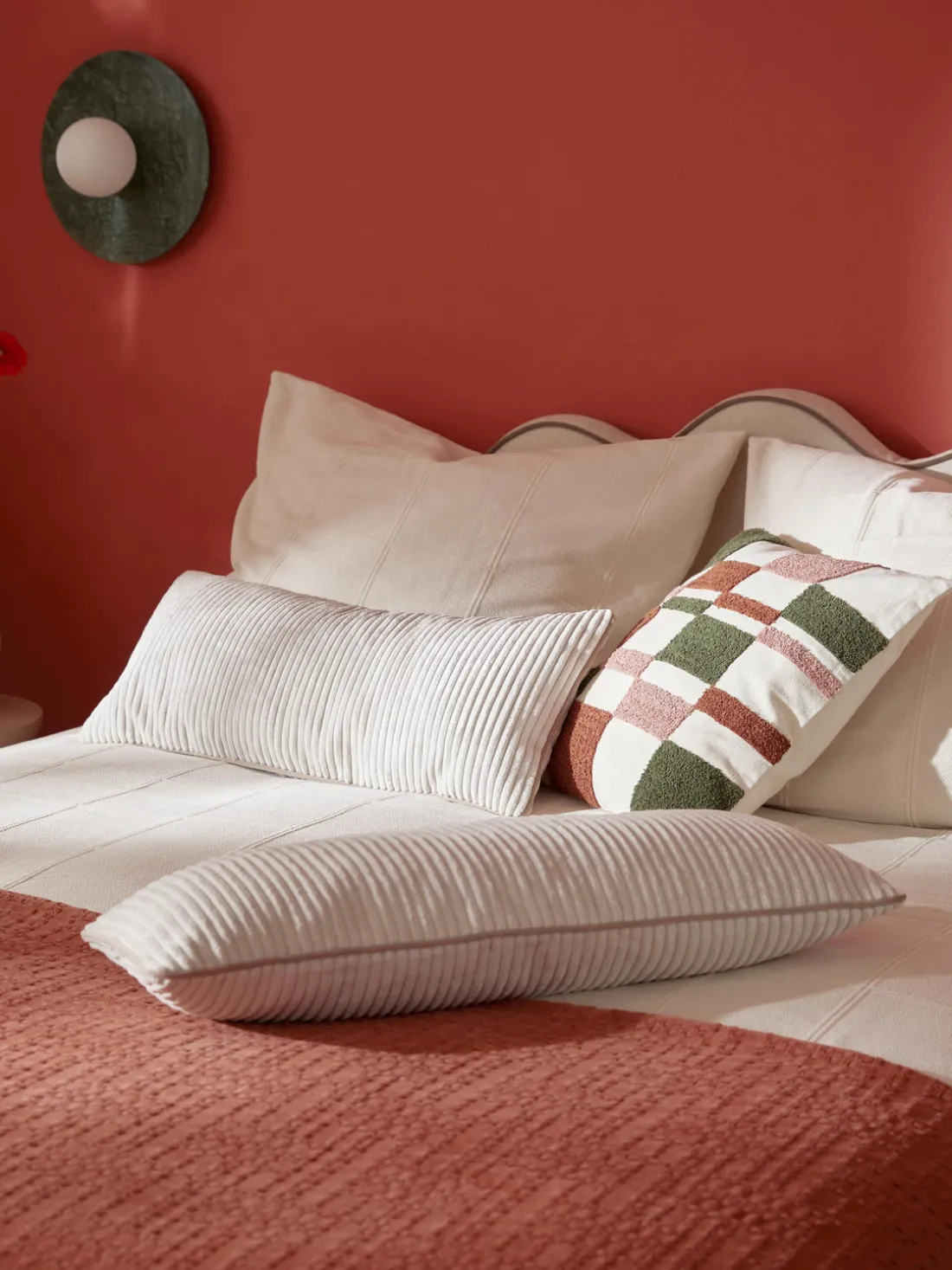 Cojín alargado de pana Kylen