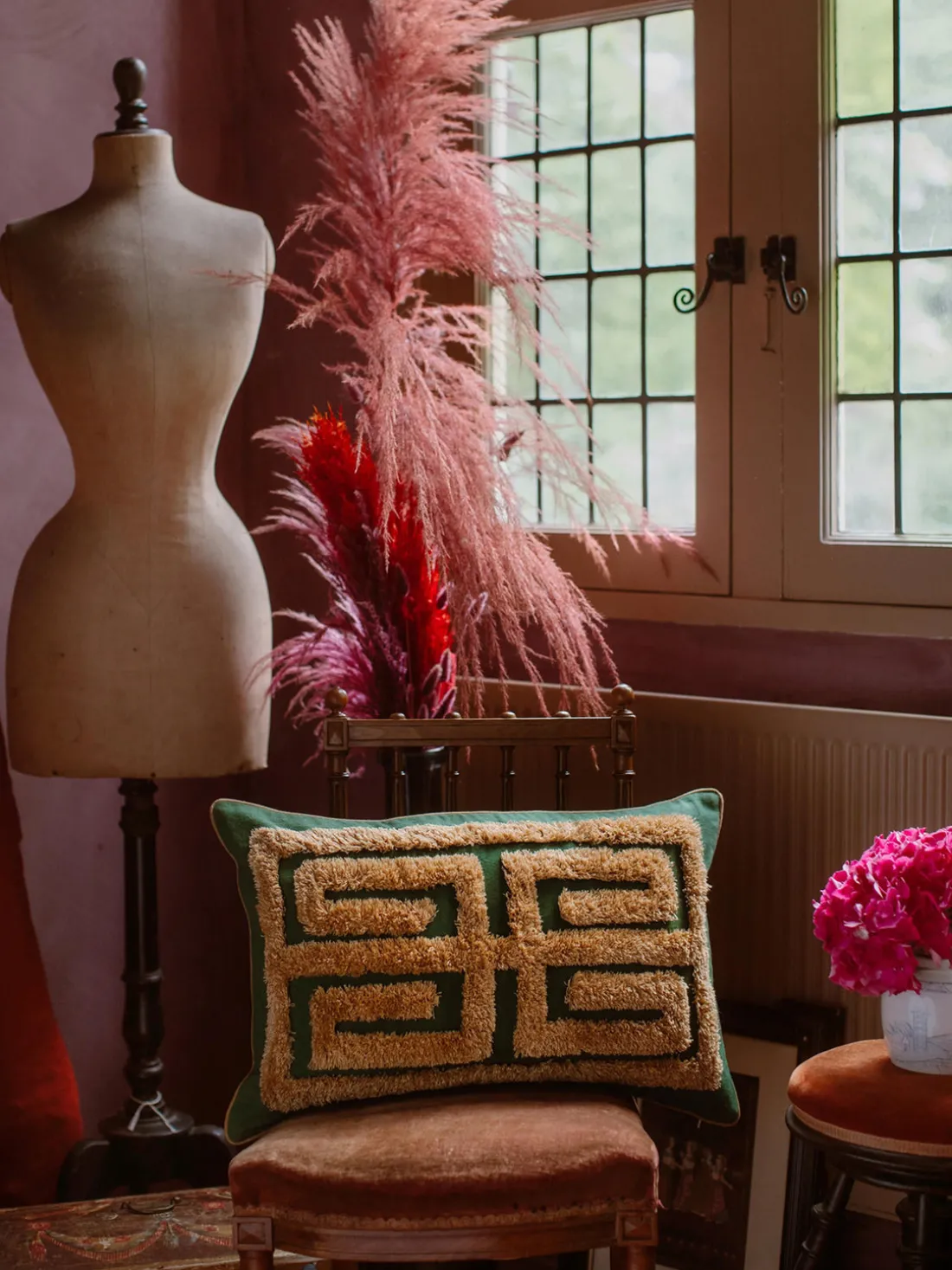 Cojín artesanal con decoración empenachada Cleo