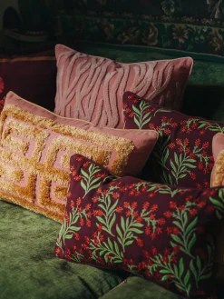 Cojín artesanal con mechones decorativos Cleo