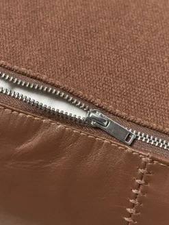 Cojín de suelo artesanal de cuero Raven