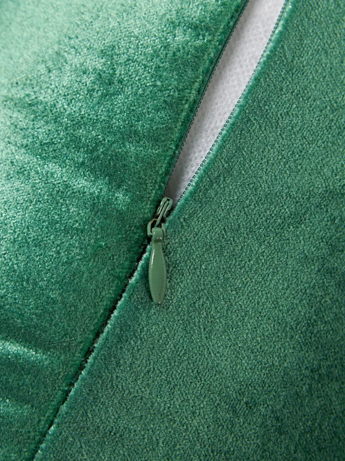 Cojín rulo co flecos Nikita