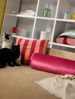 Cojín rulo co flecos Nikita