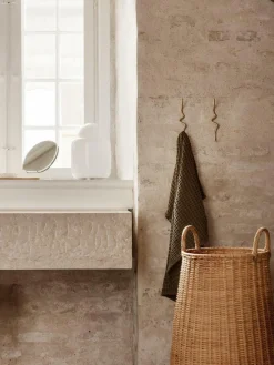 Colgador de latón artesanal Curvature