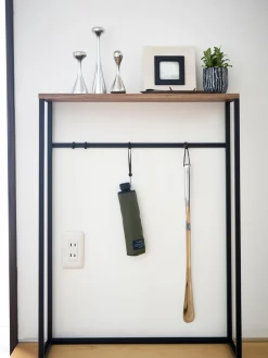 Consola estrecha de metal con ganchos Tower