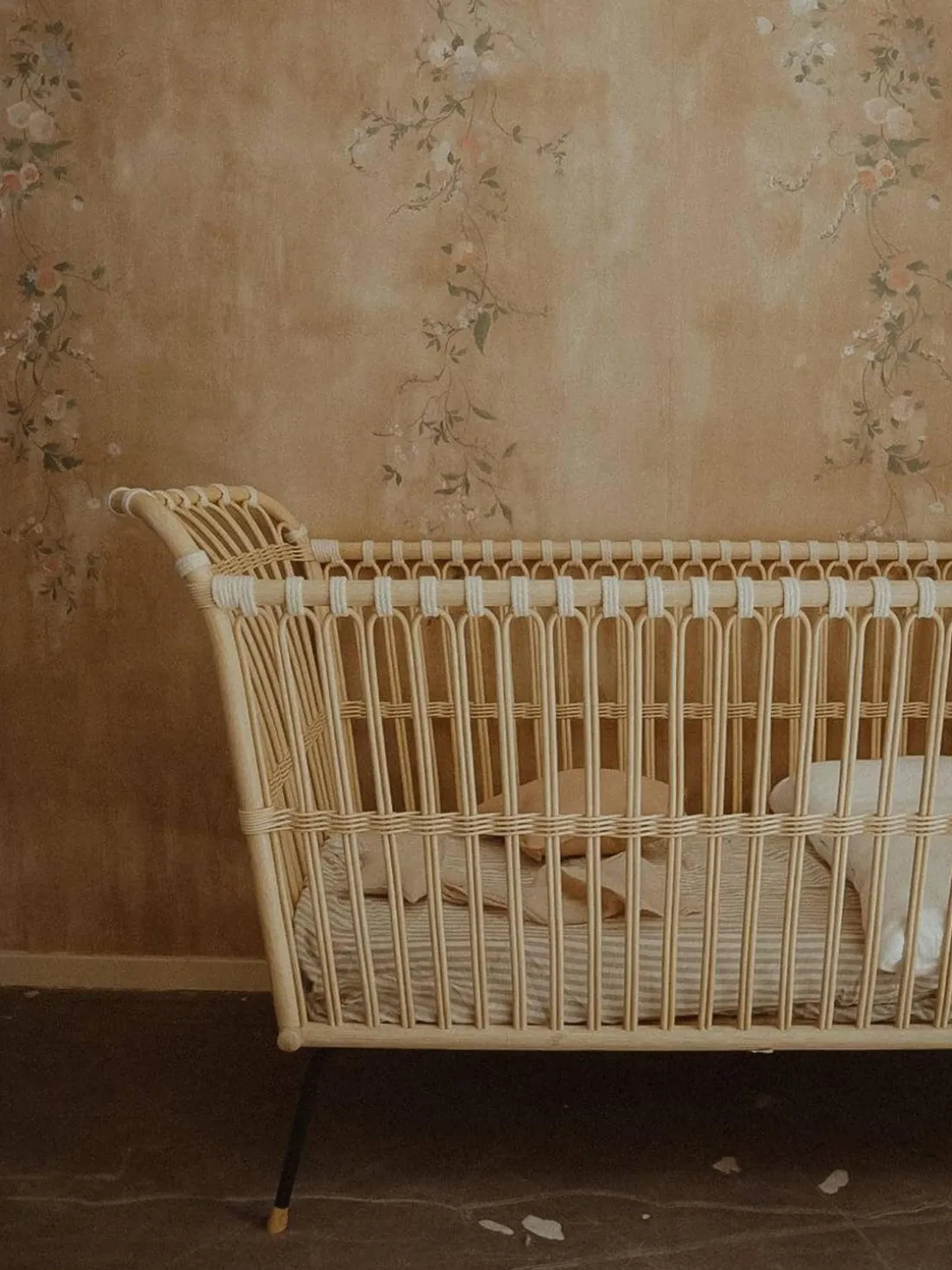 Cuna artesanal de ratán Frederick