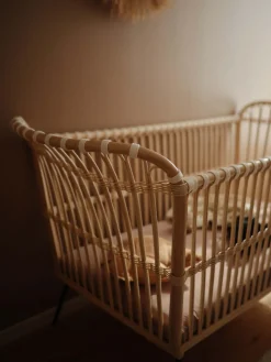 Cuna artesanal de ratán Frederick