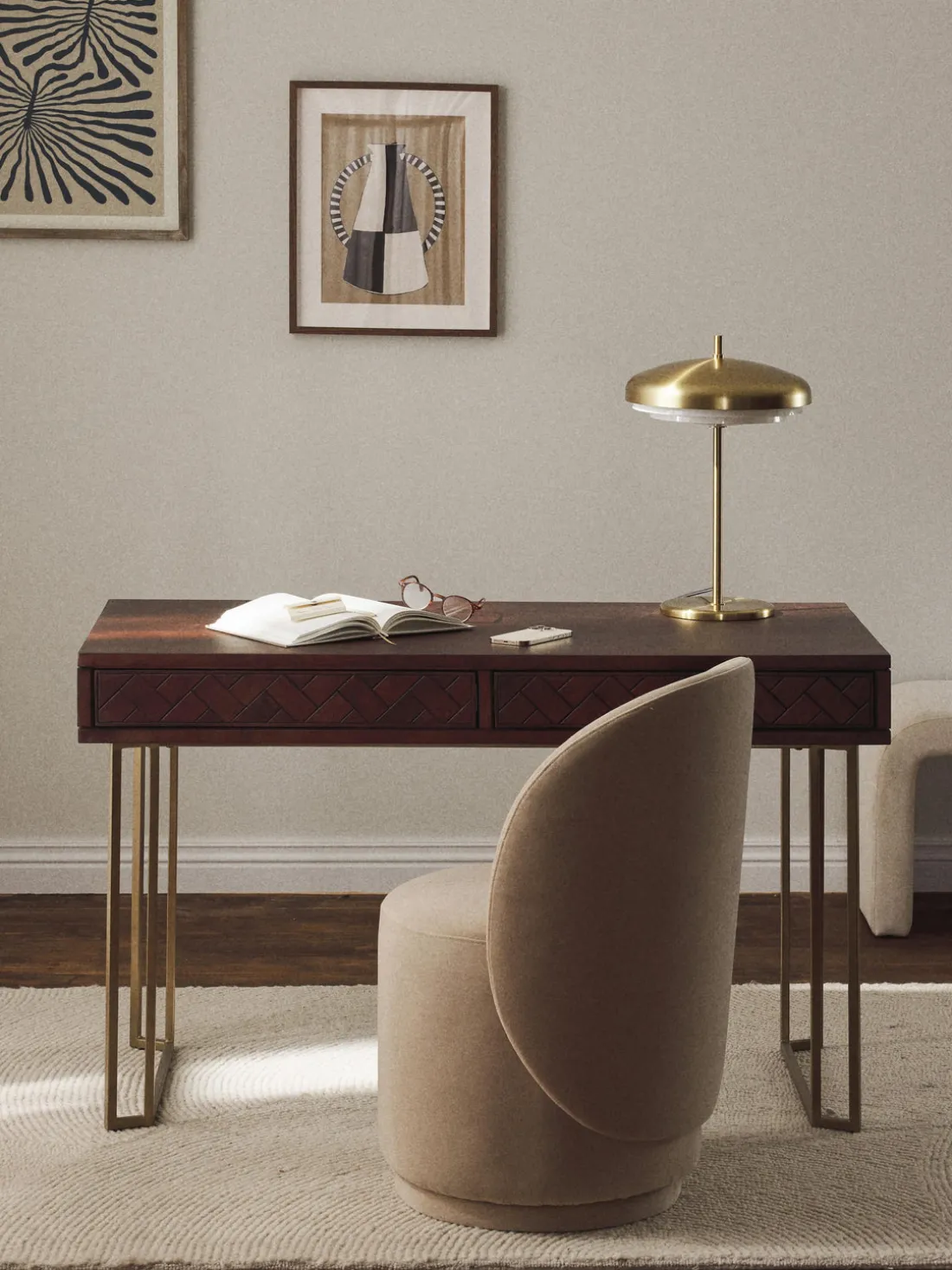 Escritorio de madera de mango con diseño de espiga Luca