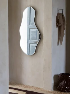 Espejo de pared de forma orgánica Pond