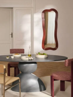 Espejo de pie con marco ondulado Cosimo